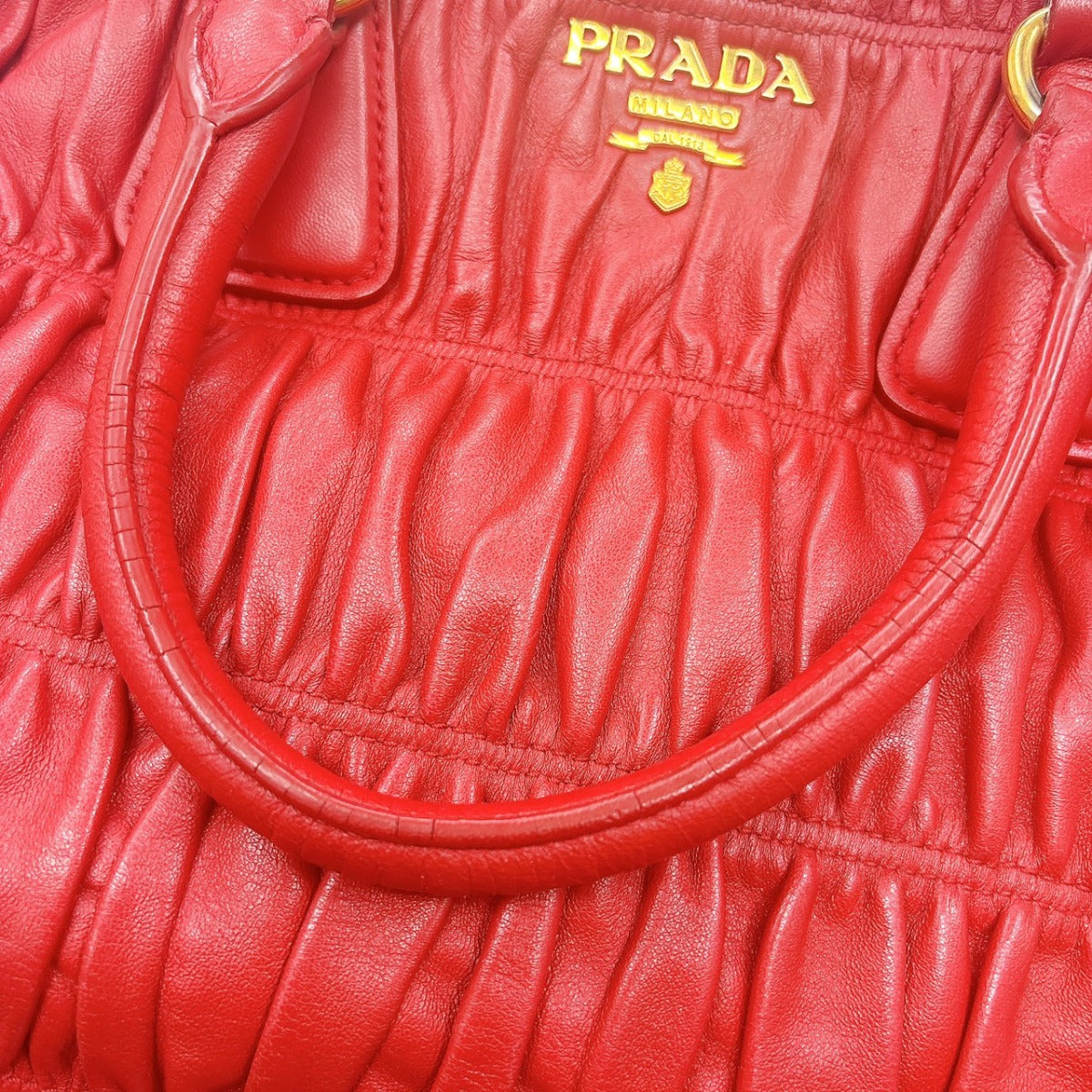 プラダ PRADA トートバッグ
 2WAYショルダーバッグ ギャザー ナッパ ゴーフル レザー B2588L レッド 【SS】
 【中古】