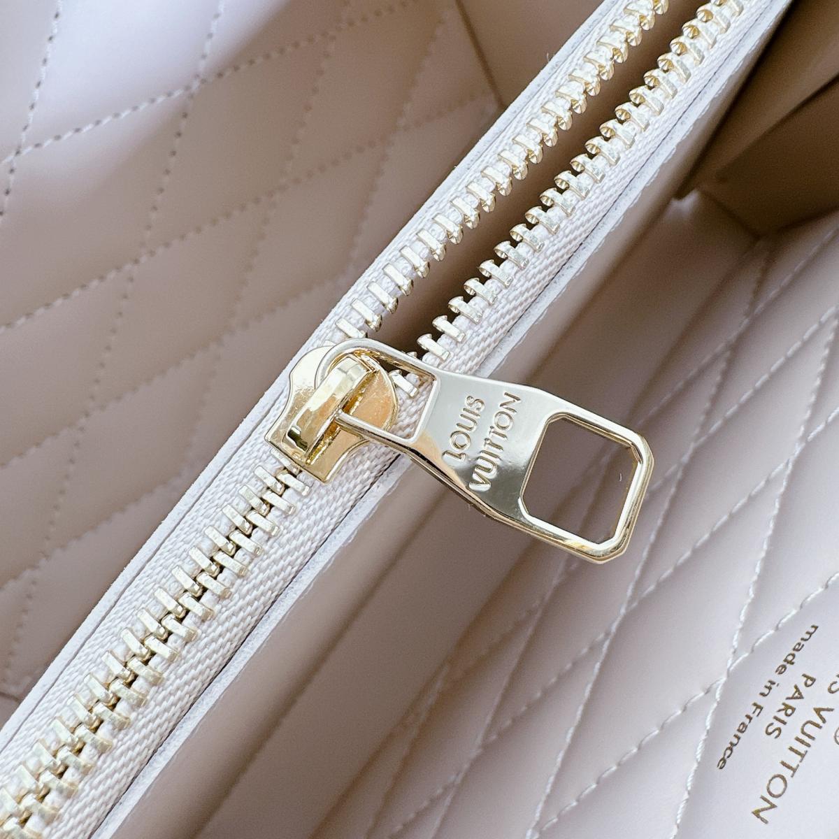 ルイヴィトン LOUIS VUITTON ハンドバッグ
 2wayバッグ モノグラム プティット･ヴァリーズ モノグラムキャンバス M20468 ブラウン LV
 【中古】