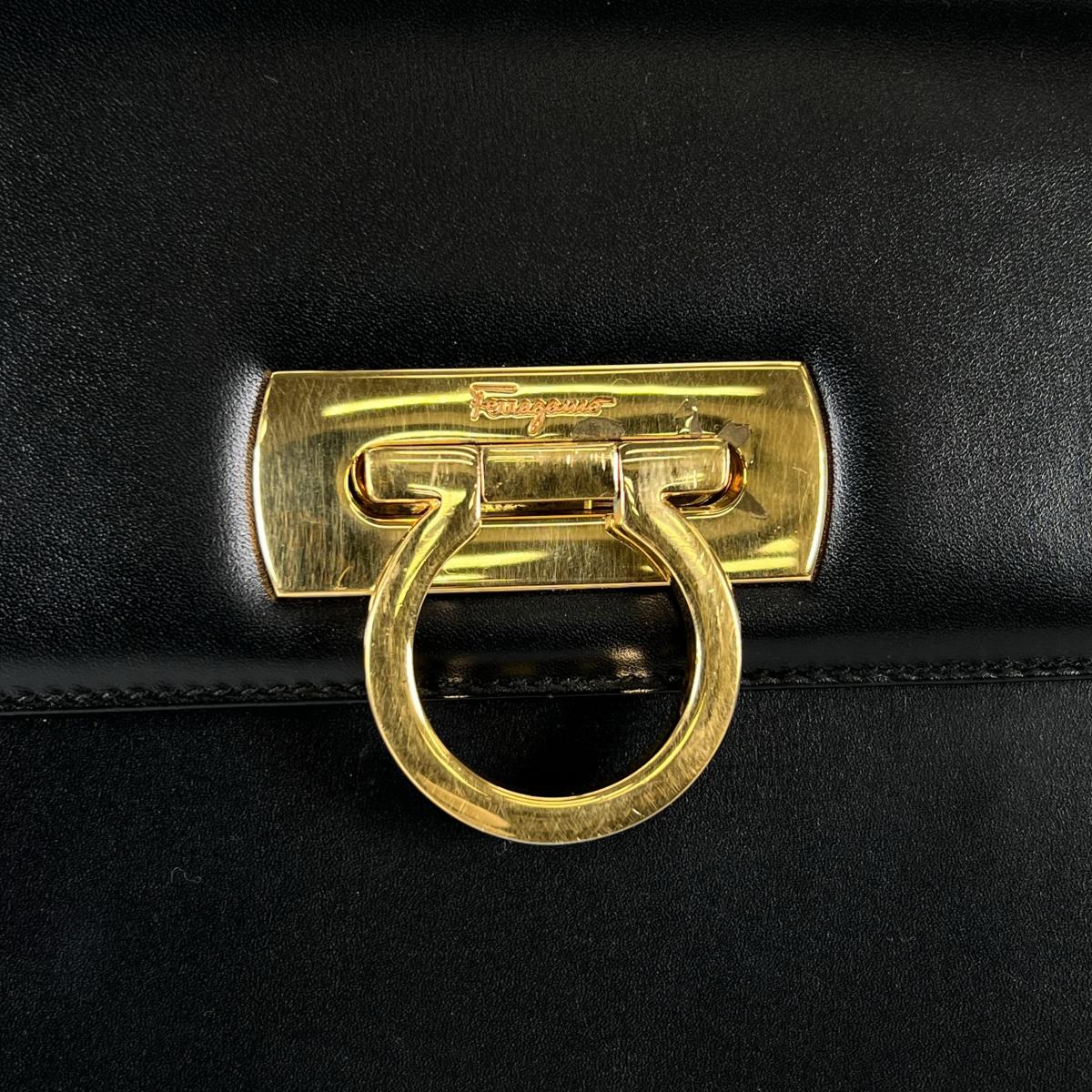 サルヴァトーレフェラガモ Salvatore Ferragamo ハンドバッグ
 ハンドバッグ コンパクト ガンチーニ レザー E210536 ブラック 【SS】
 【中古】