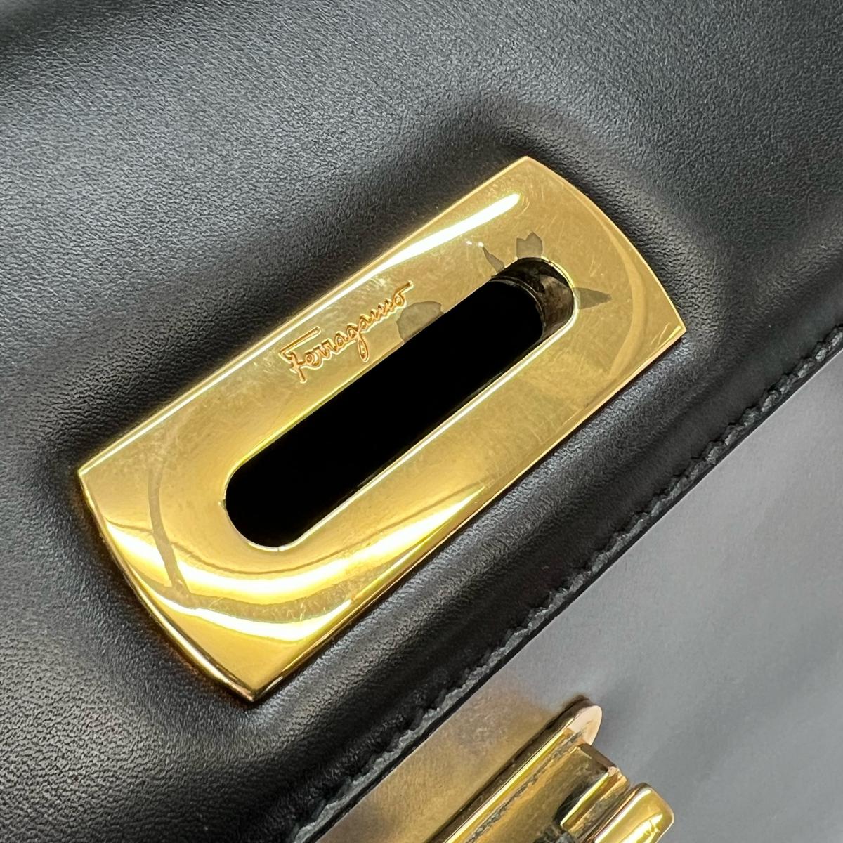 サルヴァトーレフェラガモ Salvatore Ferragamo ハンドバッグ
 ハンドバッグ コンパクト ガンチーニ レザー E210536 ブラック 【SS】
 【中古】