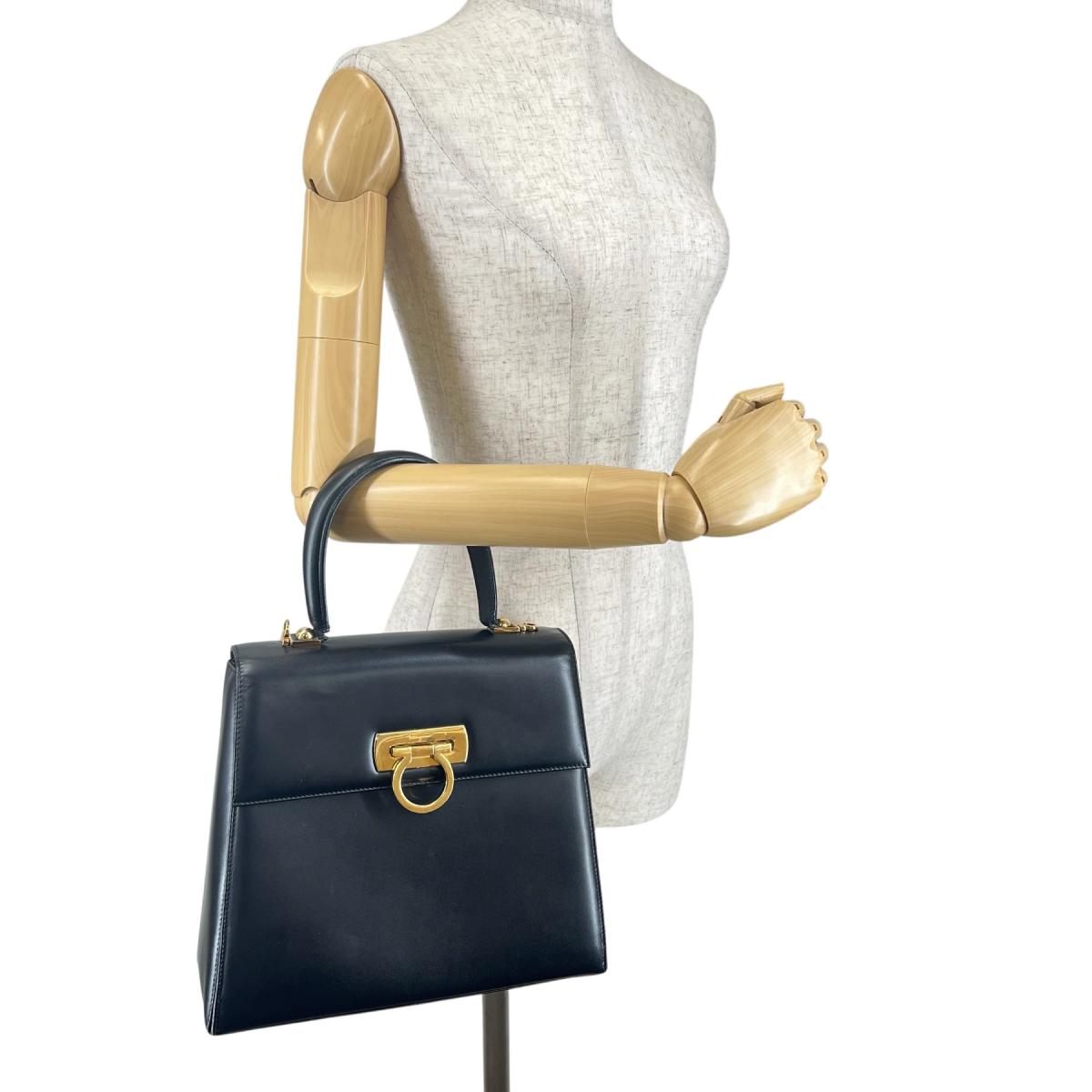 サルヴァトーレフェラガモ Salvatore Ferragamo ハンドバッグ
 ハンドバッグ コンパクト ガンチーニ レザー E210536 ブラック 【SS】
 【中古】