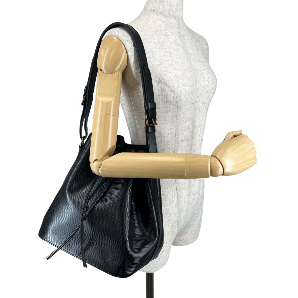ルイヴィトン LOUIS VUITTON ショルダーバッグ
 ハンドバッグ ノワール プチ ノエ エピレザー M59012 ブラック LV
 【SS】
 【中古】