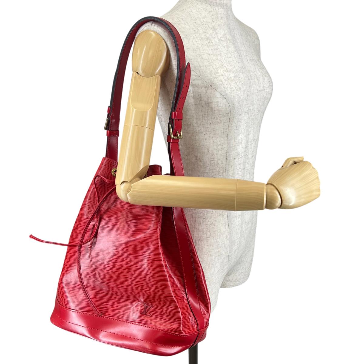 ルイヴィトン LOUIS VUITTON ショルダーバッグ
 ショルダーバッグ カスティリアンレッド ノエ エピレザー M44007 レッド LV
 【SS】
 【中古】