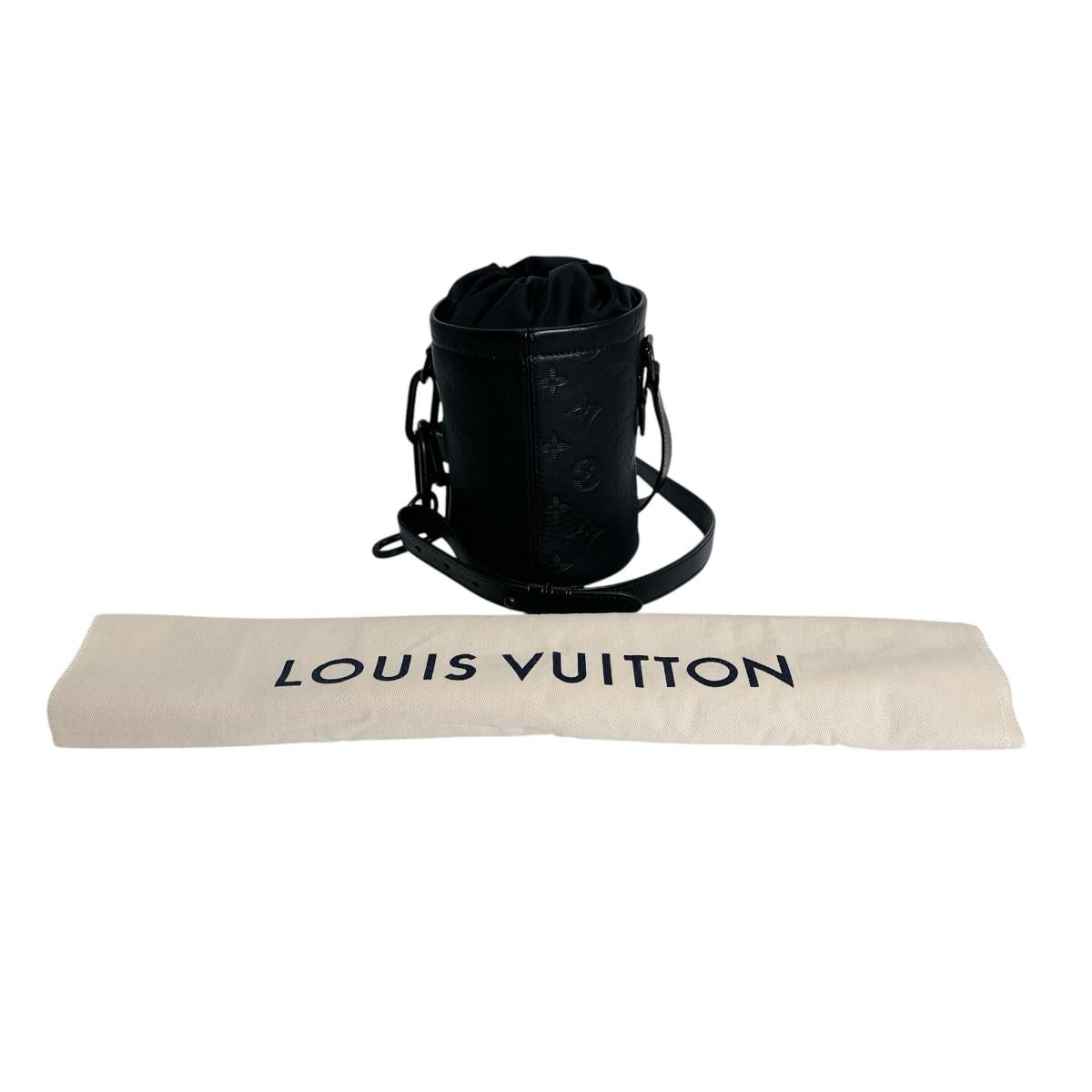 ルイヴィトン LOUIS VUITTON ショルダーバッグ
 チョークナノバッグ モノグラム シャドウ カーフ M44628 ブラック LV
 【SS】
 【中古】