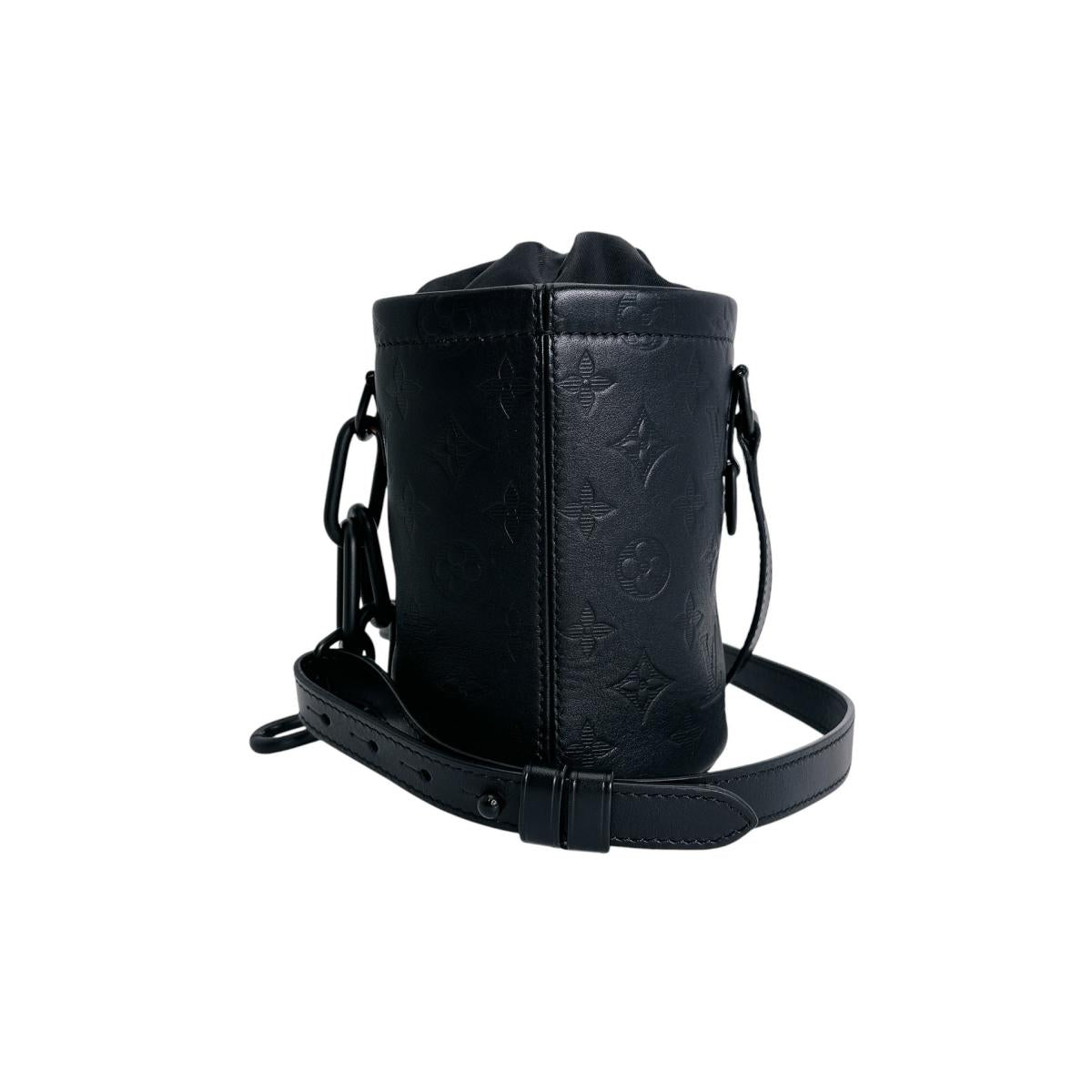 ルイヴィトン LOUIS VUITTON ショルダーバッグ
 チョークナノバッグ モノグラム シャドウ カーフ M44628 ブラック LV
 【SS】
 【中古】