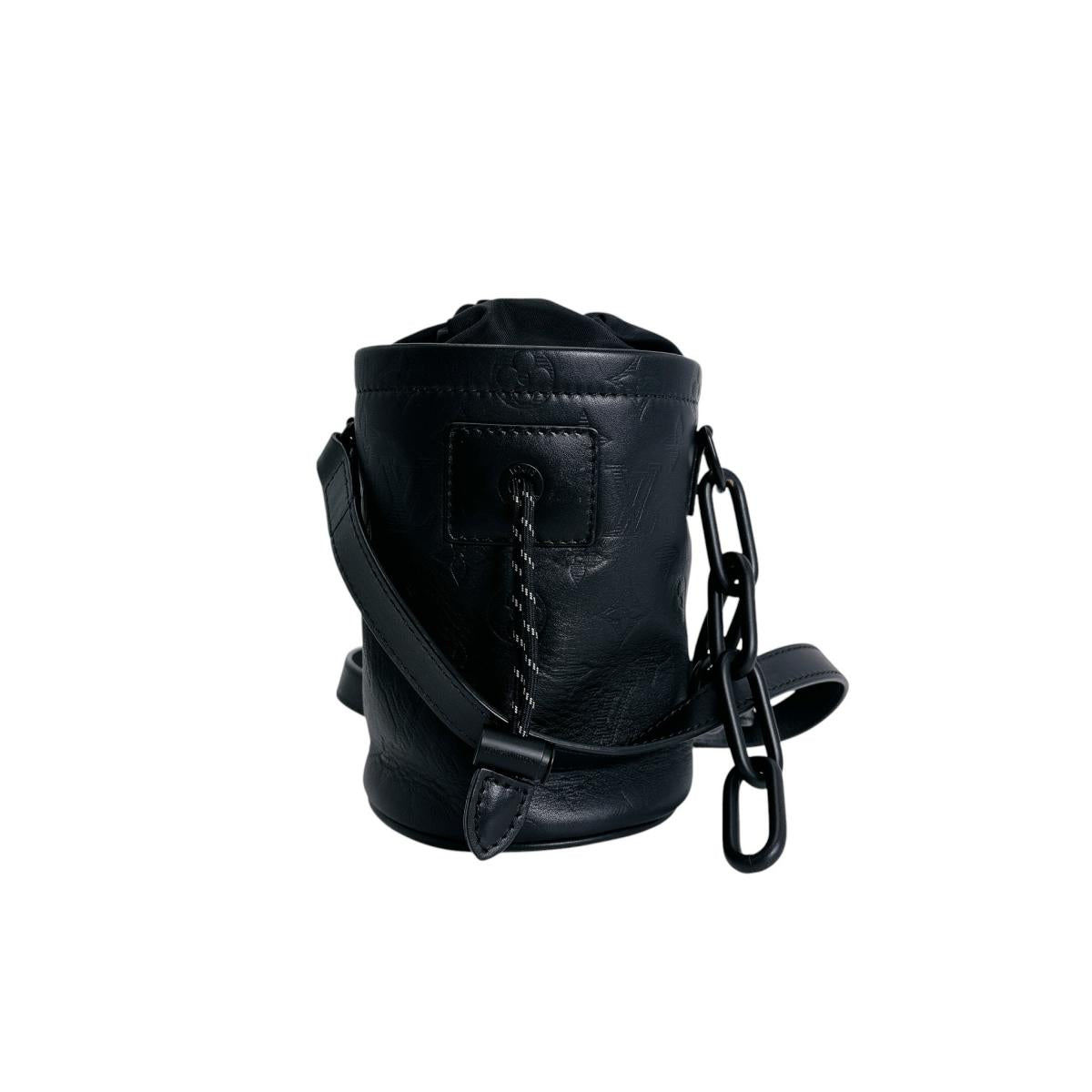 ルイヴィトン LOUIS VUITTON ショルダーバッグ
 チョークナノバッグ モノグラム シャドウ カーフ M44628 ブラック LV
 【SS】
 【中古】