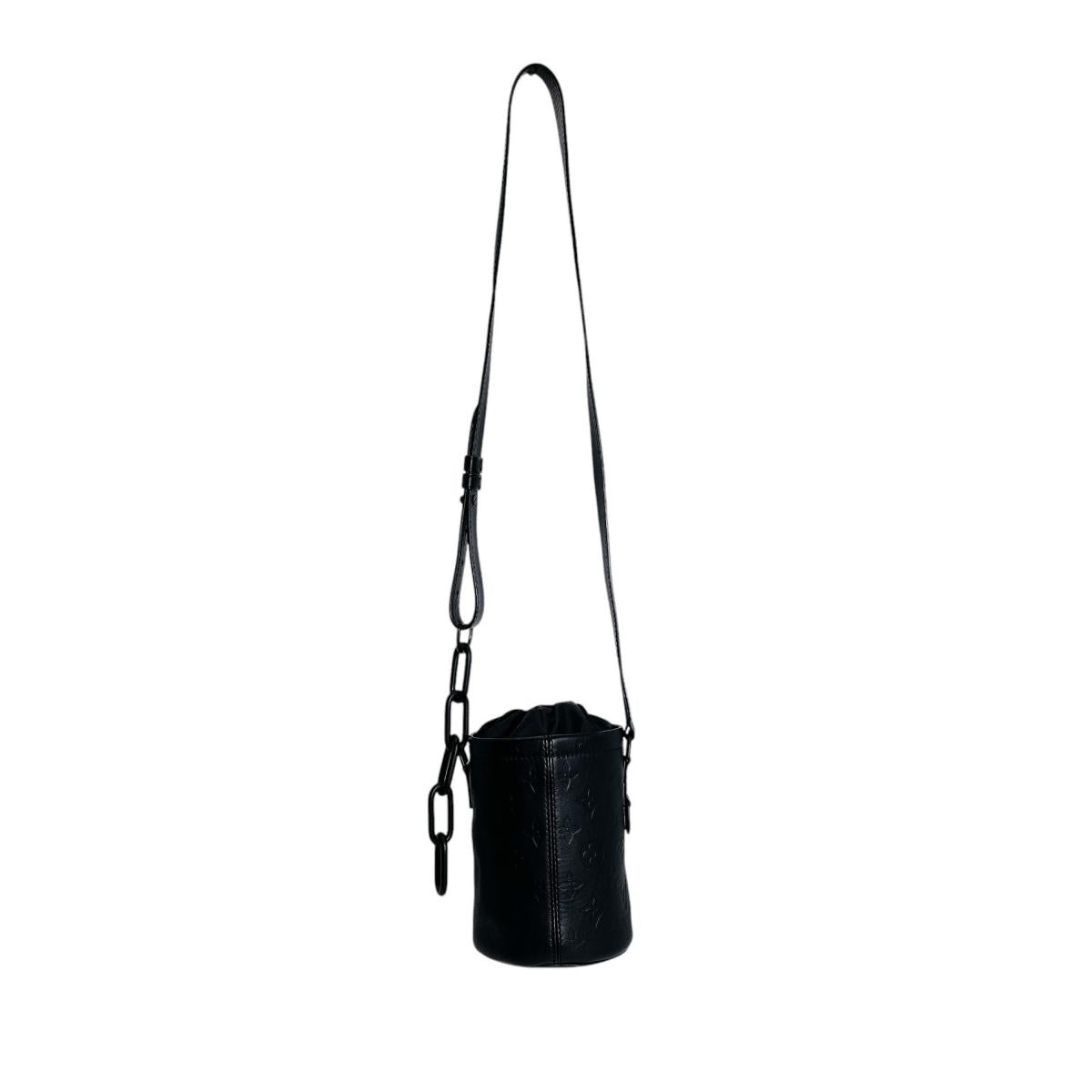 ルイヴィトン LOUIS VUITTON ショルダーバッグ
 チョークナノバッグ モノグラム シャドウ カーフ M44628 ブラック LV
 【SS】
 【中古】
