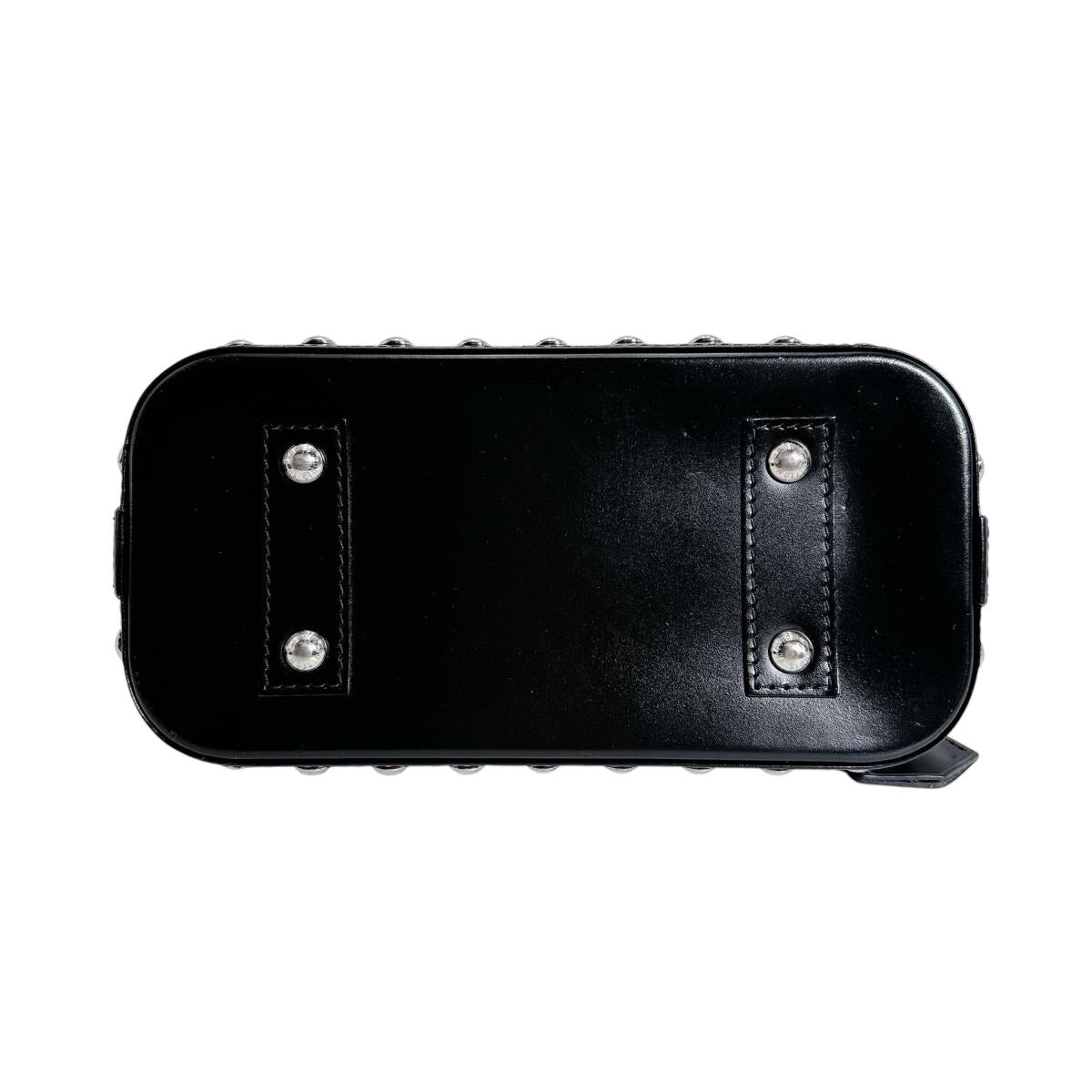 ルイヴィトン LOUIS VUITTON ショルダーバッグ
 チェーン柄 エピ アルマBB エピレザー M42482 ノワール LV
 【SS】
 【中古】