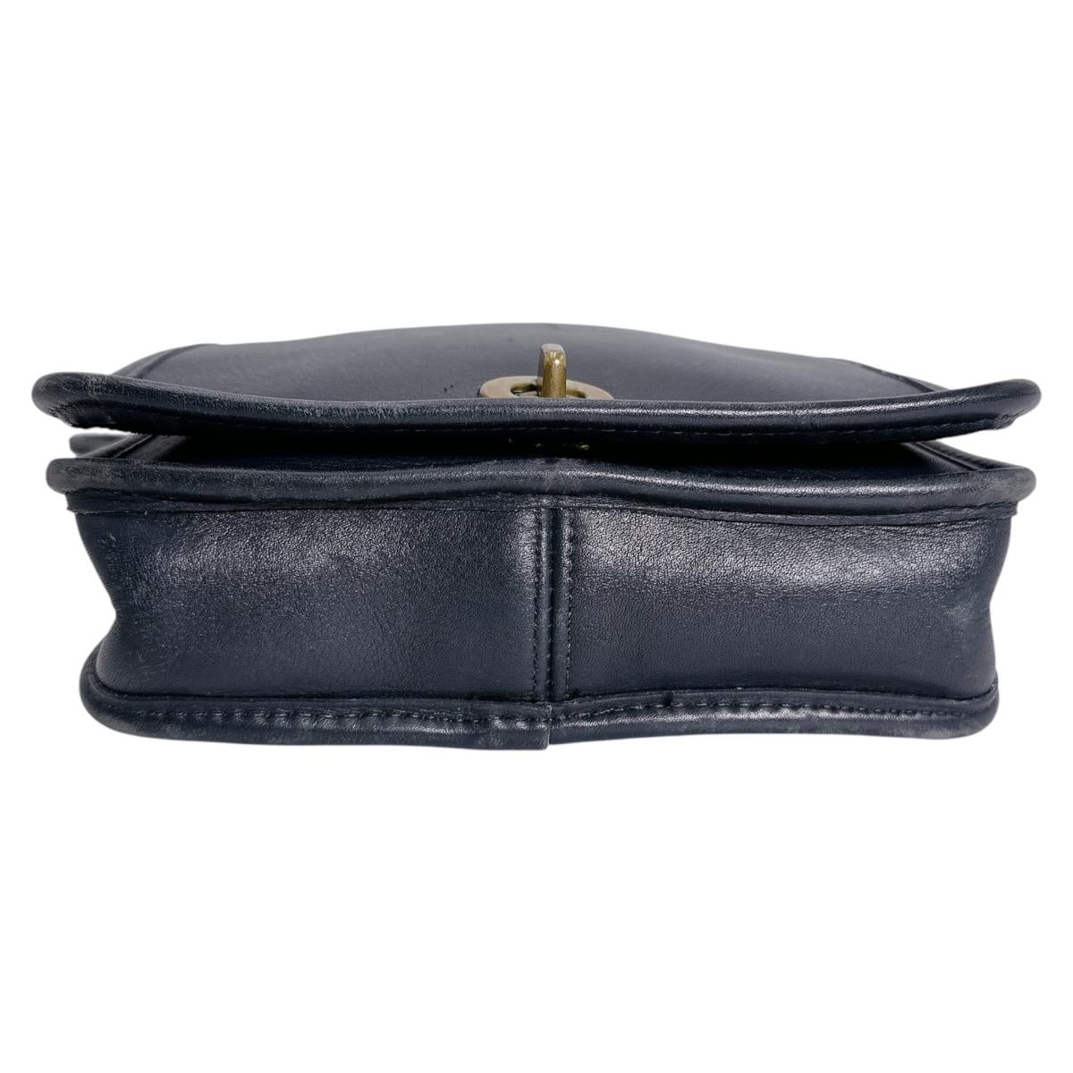 コーチ COACH ショルダーバッグ
 ターンロック オールドコーチ ヴィンテージ レザー 107 ネイビー 【SS】
 【中古】