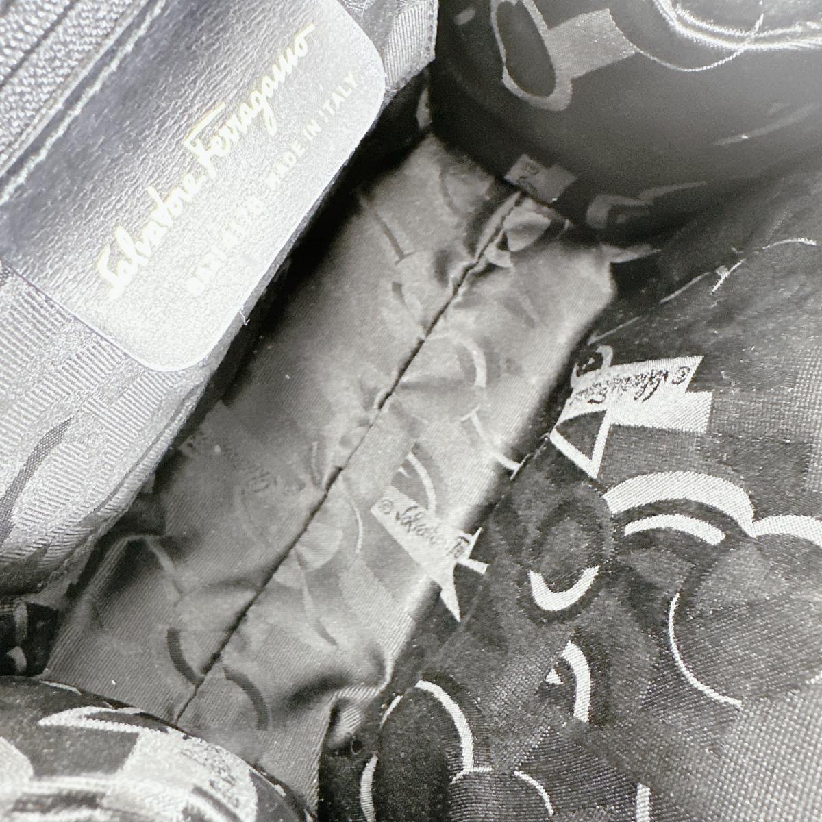 サルヴァトーレフェラガモ Salvatore Ferragamo ハンドバッグ
 ハンドバッグ コンパクト ヴァラリボン レザー ブラック 【SS】
 【中古】