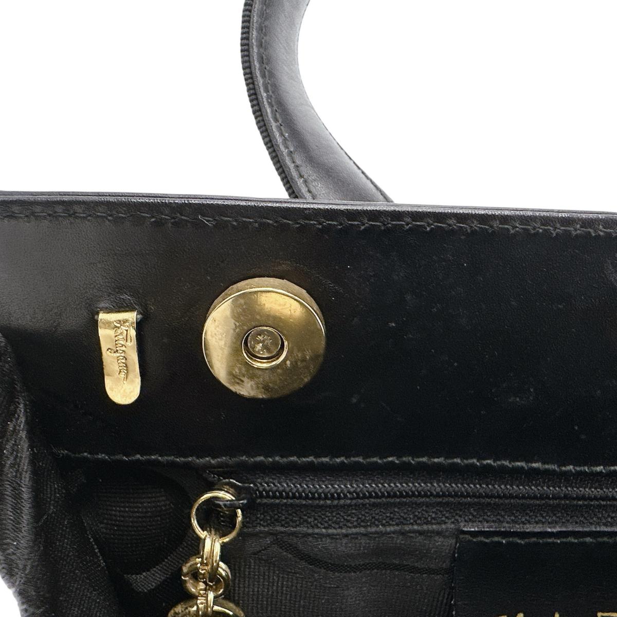 サルヴァトーレフェラガモ Salvatore Ferragamo ハンドバッグ
 ハンドバッグ コンパクト ヴァラリボン レザー ブラック 【SS】
 【中古】