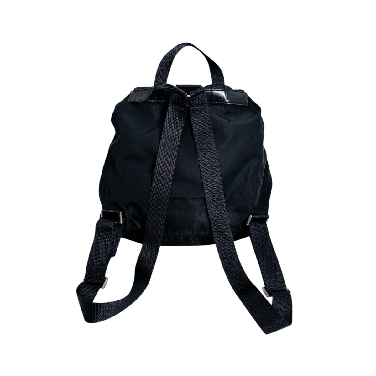 プラダ PRADA リュック・デイパック
 リュック トライアングルロゴ バックパック ナイロン ブラック 【SS】
 【中古】
