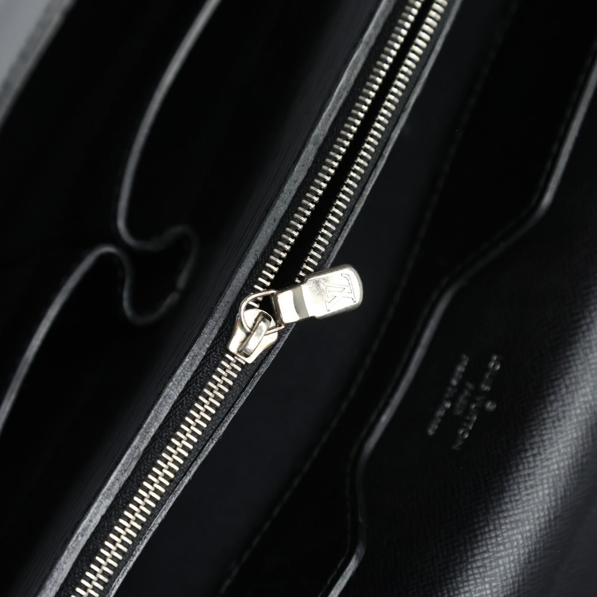 ルイヴィトン LOUIS VUITTON ビジネスバッグ
 紳士用書類カバン エピ ロブスト エピレザー M54532 ブラック LV
 【SS】
 【中古】