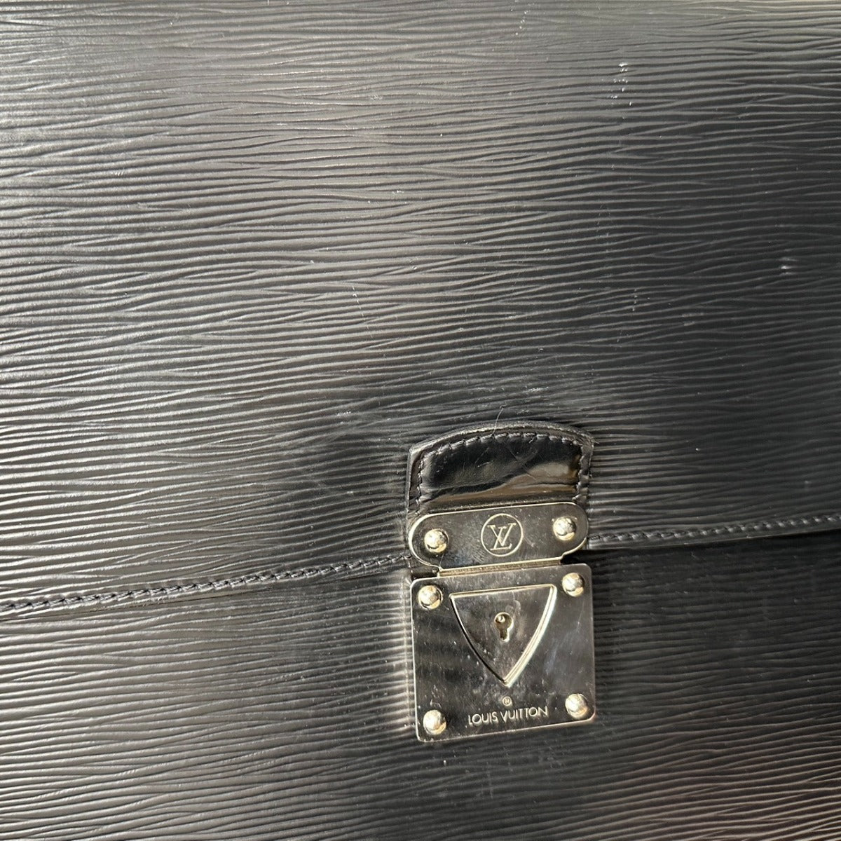 ルイヴィトン LOUIS VUITTON ビジネスバッグ
 紳士用書類カバン エピ ロブスト エピレザー M54532 ブラック LV
 【SS】
 【中古】