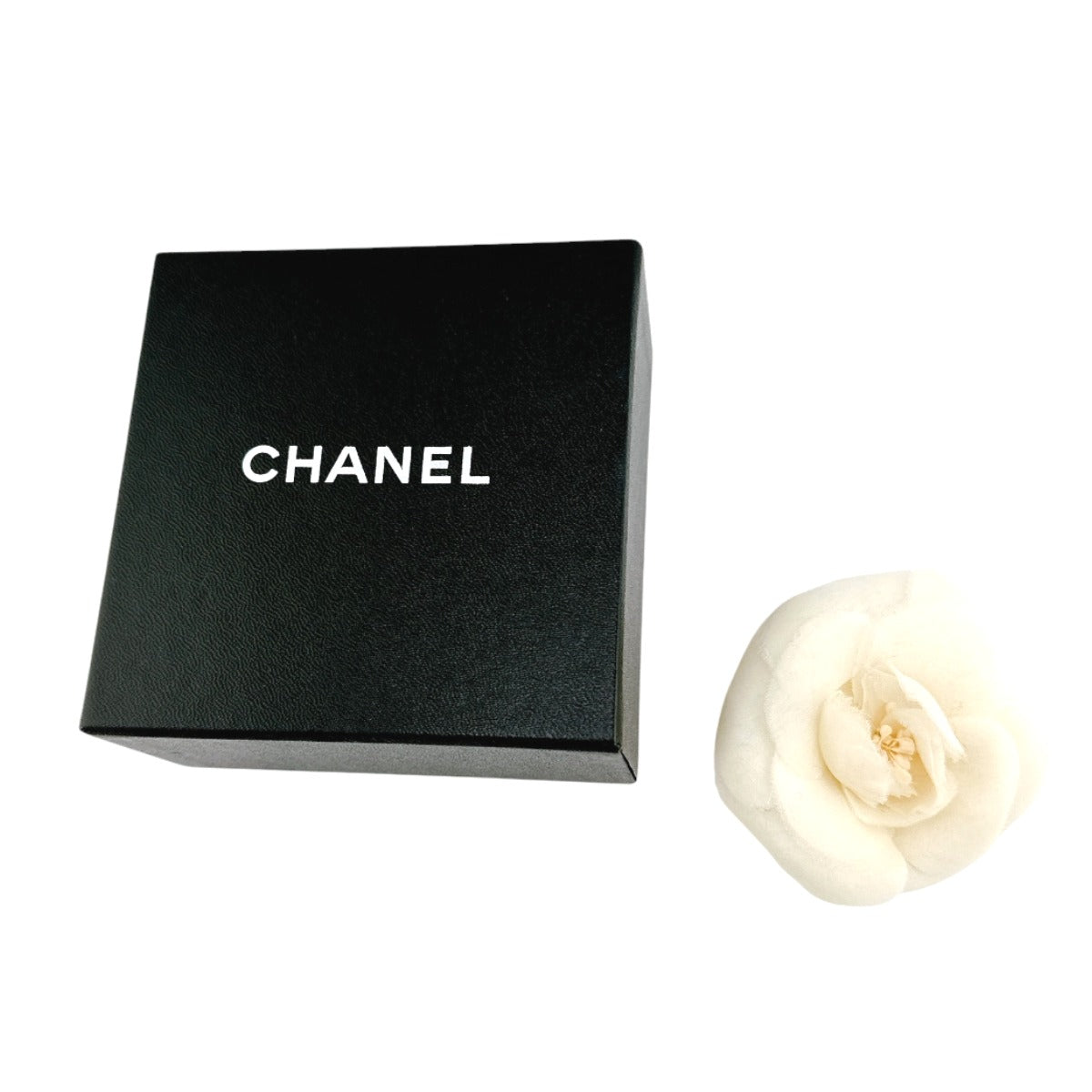 シャネル CHANEL ブローチ
 コサージュ 箱付き カメリア ファブリック ホワイト 【SS】
 【中古】