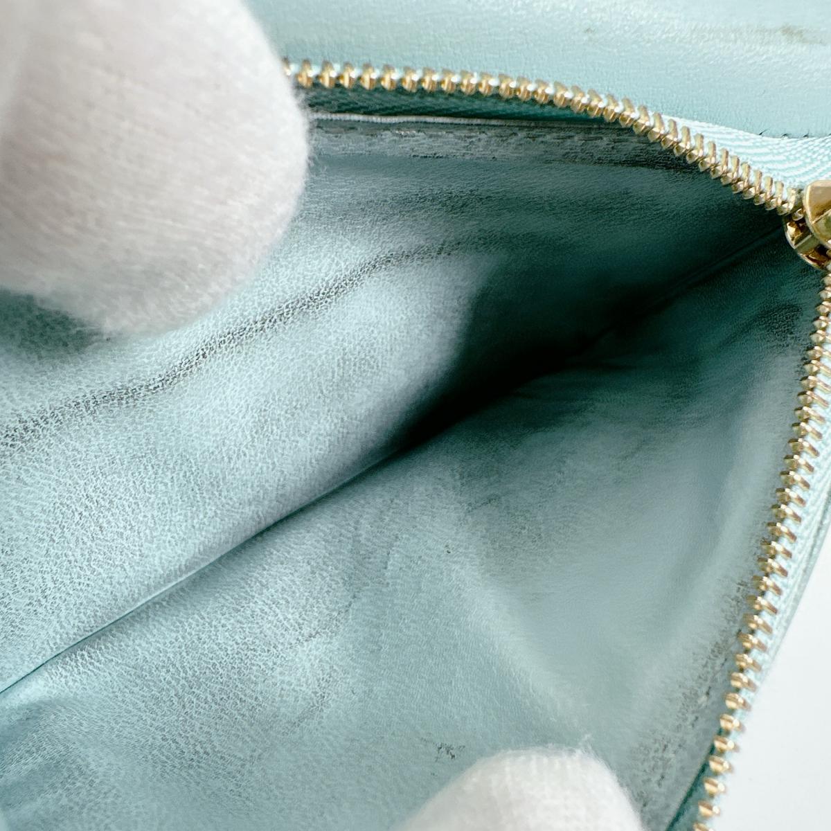 ルイヴィトン LOUIS VUITTON 二つ折り財布
 二つ折り財布 トリヨンレザー ヴェルティカルウォレットコンパクト レザー M82198 ベージュ LV
 【SS】
 【中古】