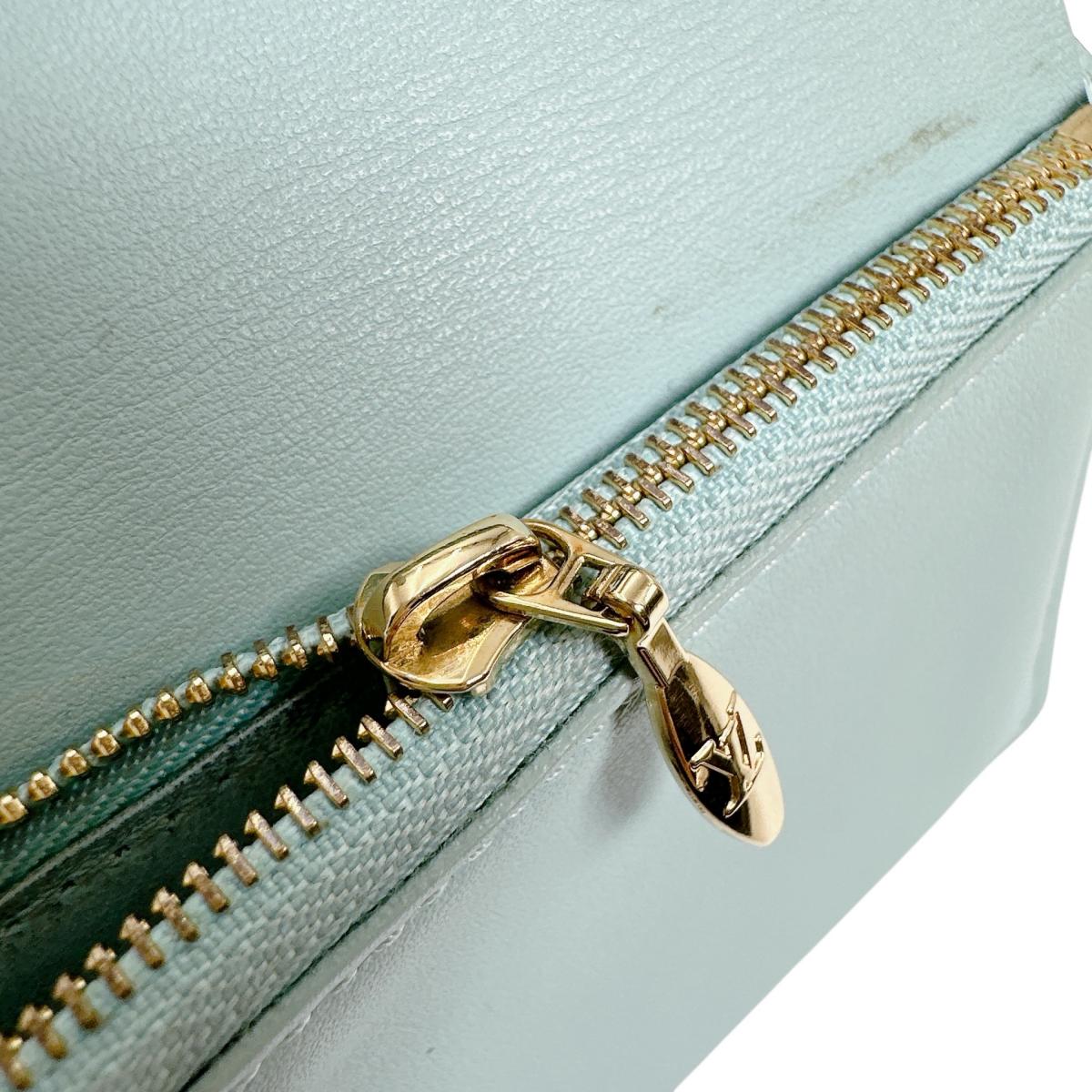 ルイヴィトン LOUIS VUITTON 二つ折り財布
 二つ折り財布 トリヨンレザー ヴェルティカルウォレットコンパクト レザー M82198 ベージュ LV
 【SS】
 【中古】