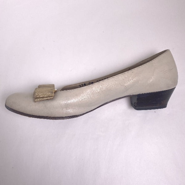 Salvatore Ferragamo Pumps
 Low heel pumps 51/2 C calf ivory [SS]
 【second hand】 