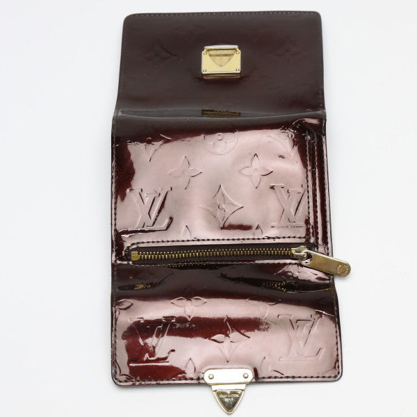 ルイヴィトン LOUIS VUITTON 三つ折り財布
 ポルトフォイユ・コアラ ヴェルニ 小銭入れ付 モノグラムヴェルニ M93520 アマラント LV
 【SS】
 【中古】