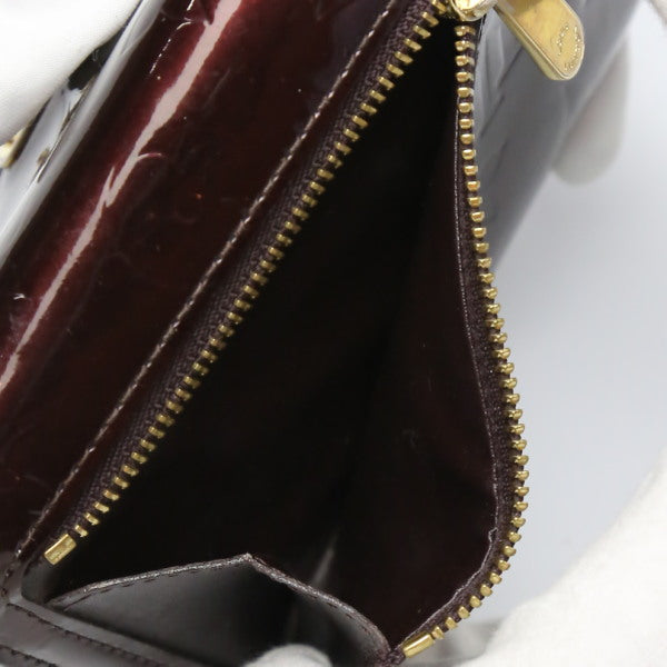 ルイヴィトン LOUIS VUITTON 三つ折り財布
 ポルトフォイユ・コアラ ヴェルニ 小銭入れ付 モノグラムヴェルニ M93520 アマラント LV
 【SS】
 【中古】