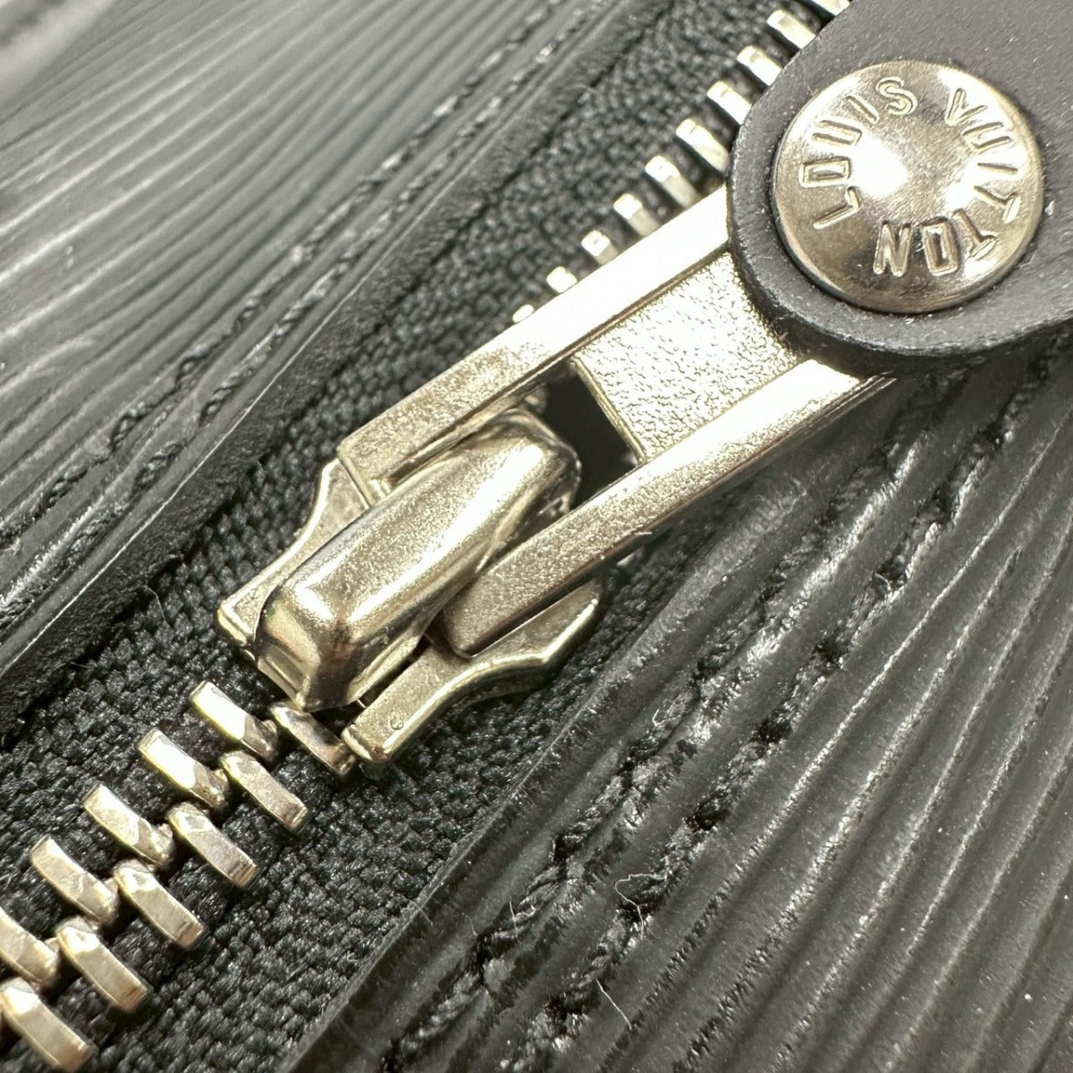 ルイヴィトン LOUIS VUITTON ハンドバッグ
 ミニボストン エピ スピーディ30 エピレザー M59022 ブラック LV
 【SS】
 【中古】