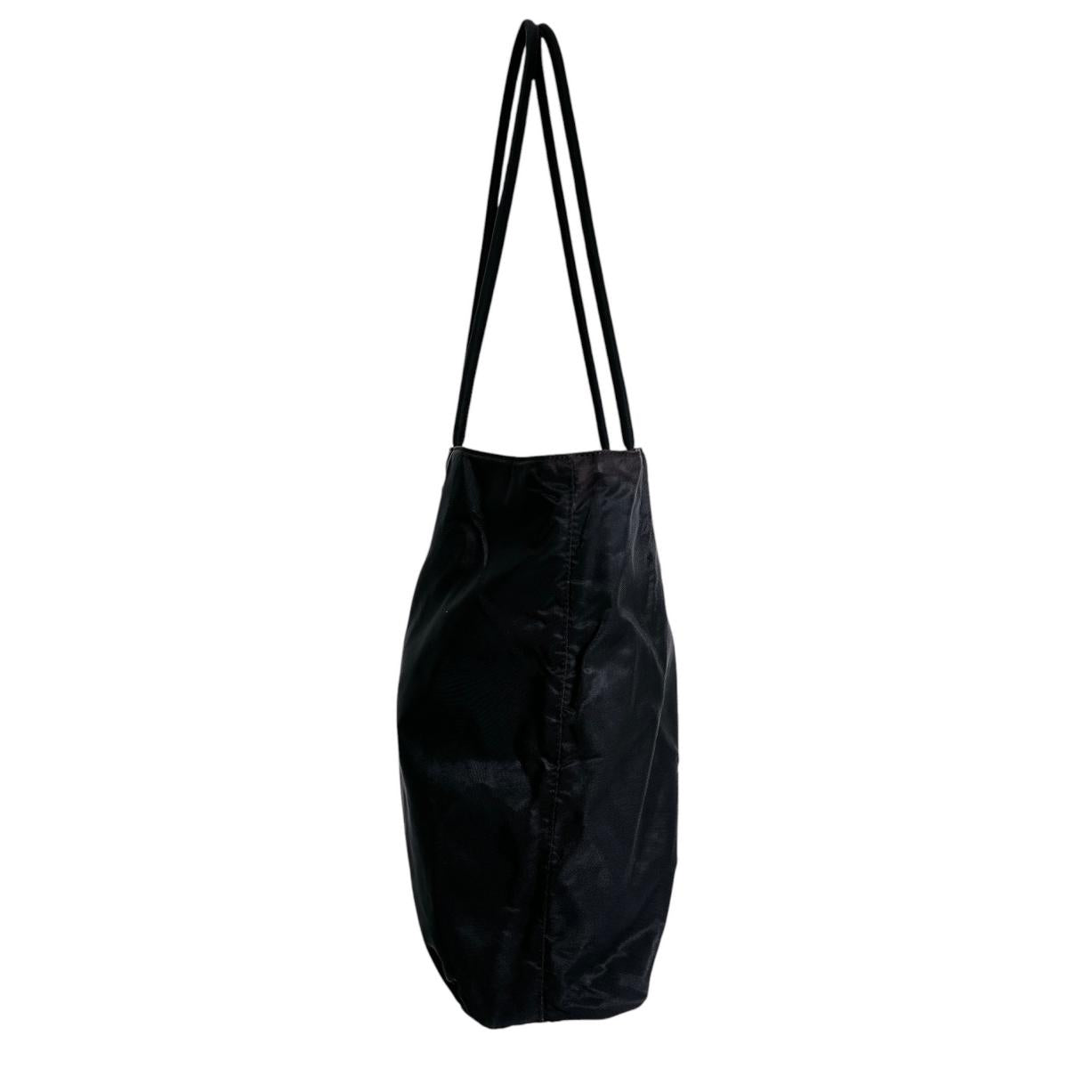 プラダ PRADA トートバッグ
 軽量 トライアングルロゴ A4対応 ナイロン ブラック 【SS】
 【中古】
