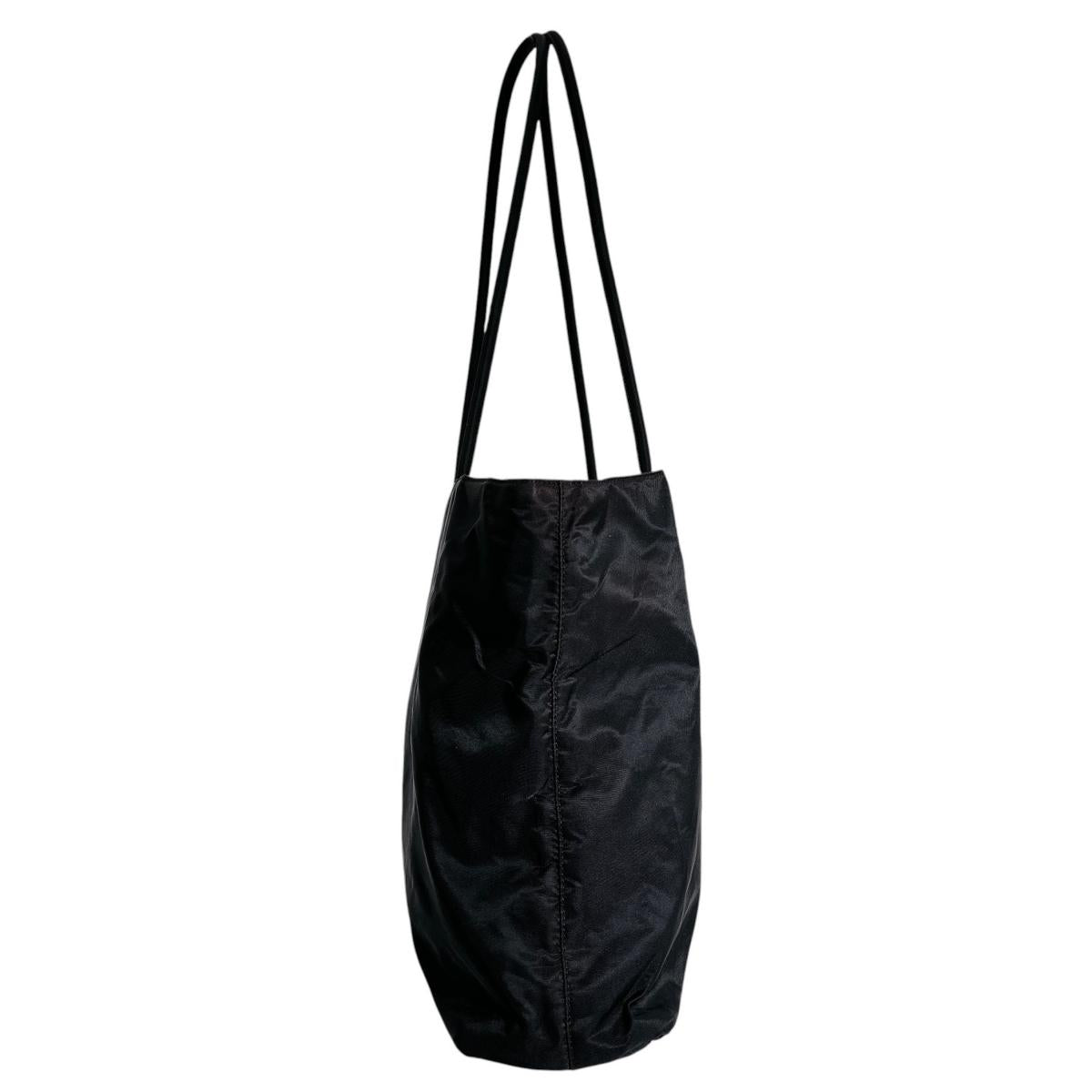 プラダ PRADA トートバッグ
 軽量 トライアングルロゴ A4対応 ナイロン ブラック 【SS】
 【中古】