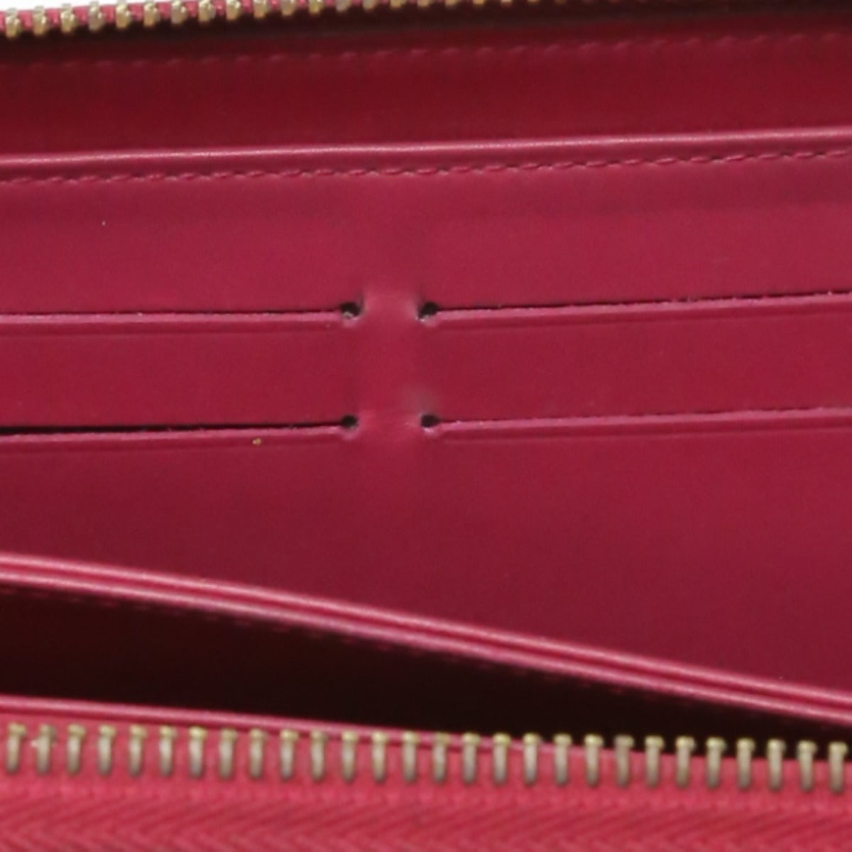 ルイヴィトン LOUIS VUITTON 長財布
 ラウンドファスナー ヴェルニ ジッピーウォレット モノグラムヴェルニ M61379 マゼンタ LV
 【SS】
 【中古】