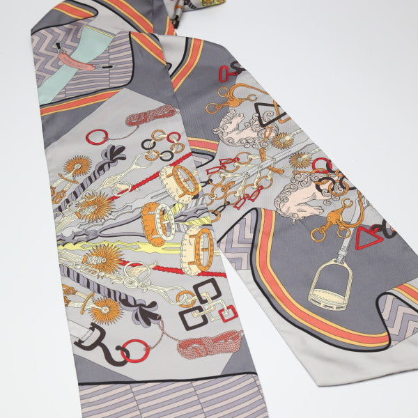 エルメス HERMES スカーフ
 クラヴァット型 シルク カレ90 騎馬 ハーネス シルク グレー 【SS】
 【中古】