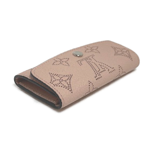 ルイヴィトン LOUIS VUITTON キーケース
 4本用キーケース マヒナ ミュルティクレ4 モノグラムマヒナ M64056 マグノリア LV
 【SS】
 【中古】