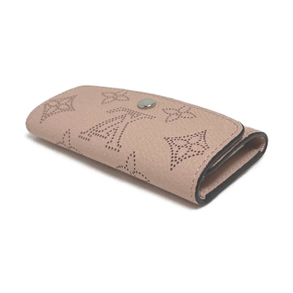 ルイヴィトン LOUIS VUITTON キーケース
 4本用キーケース マヒナ ミュルティクレ4 モノグラムマヒナ M64056 マグノリア LV
 【SS】
 【中古】