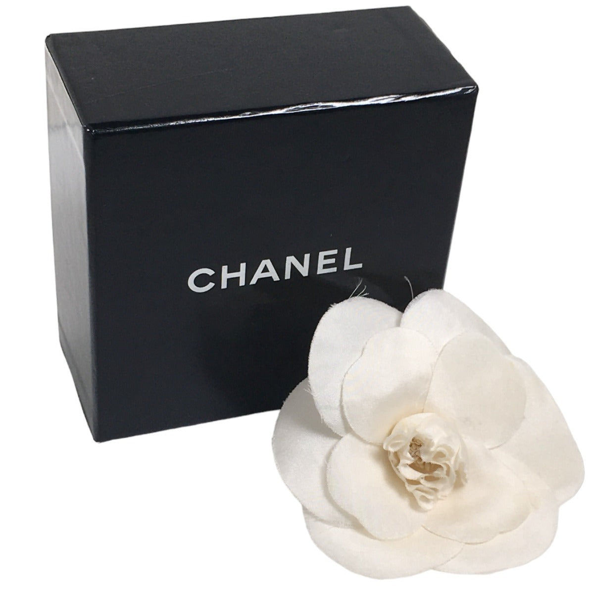 CHANEL Brooch
 Camellia corsage with box, white [SS]
 【second hand】 