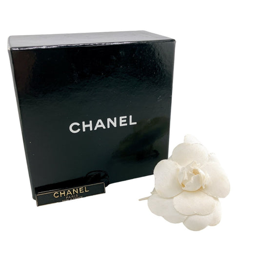 シャネル CHANEL ブローチ
 コサージュ カメリア Not specified（指定なし） ホワイト 【SS】
 【中古】