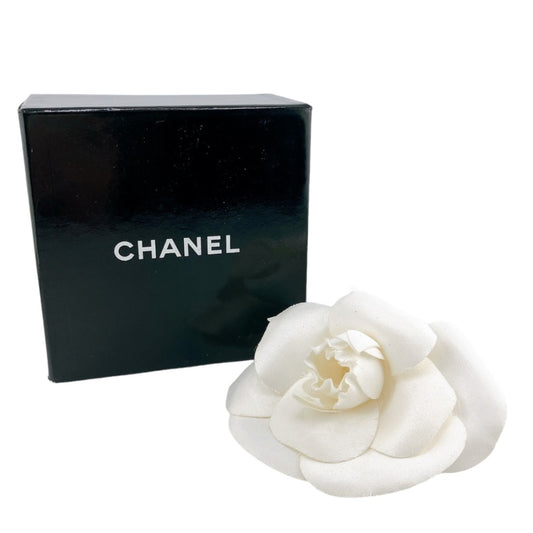 シャネル CHANEL ブローチ
 コサージュ カメリア Not specified（指定なし） ホワイト 【H】
 【中古】