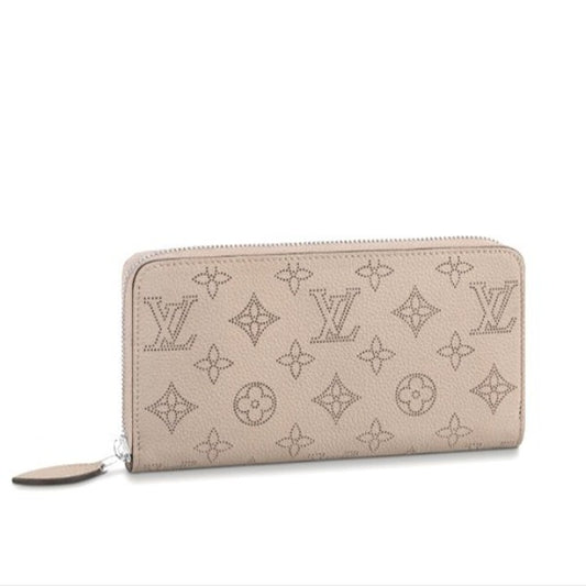 Louis Vuitton LOUIS VUITTON Long Wallet
 
Round zipper Monogram Mahina Zippy Wallet Monogram Mahina M69821 Galle LV
 [Live] 